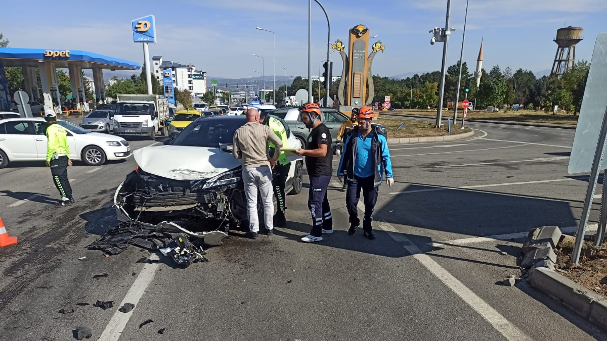 Bingöl'de iki aracın çarpıştığı kazada 5 kişi yaralandı