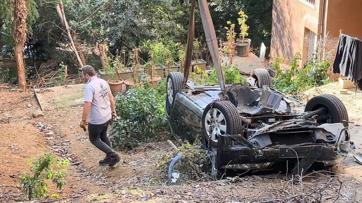 İstanbul'da fren yerine gaza basan sürücü, otomobiliyle bahçeye uçtu