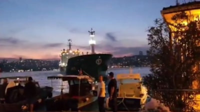İstanbul Boğazı'nda dev tanker kıyıya sürüklendi