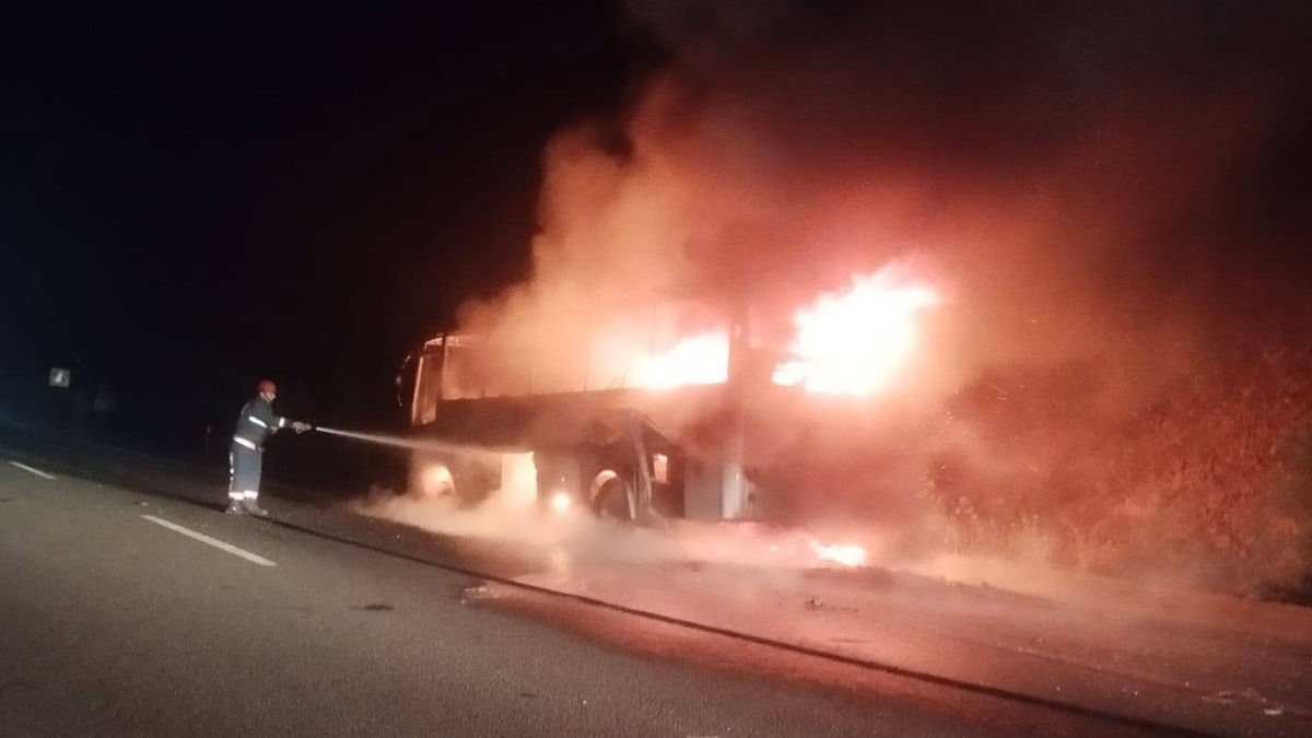 Bolu'da seyir halindeki midibüs yandı