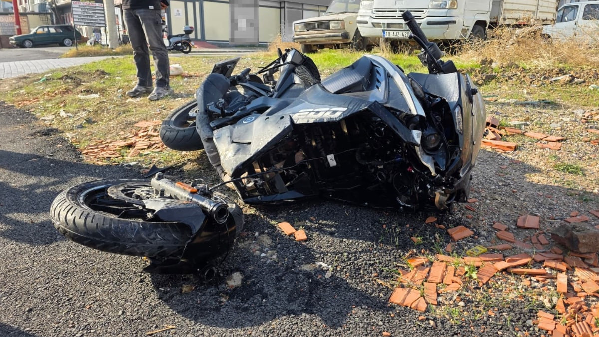 Balıkesir'de otomobille çarpışan motosiklet sürücüsü havaya savruldu