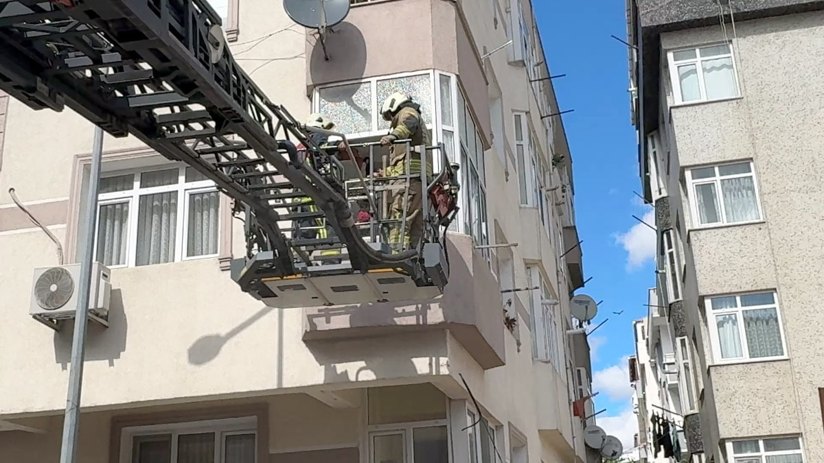 İstanbul'da yangın paniğiyle evden çıkan aile anahtarı içeride unuttu: İtfaiye kurtardı