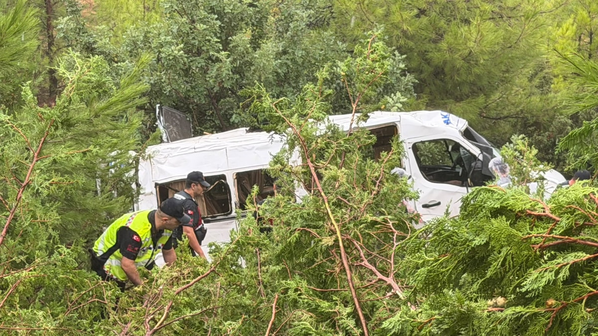 Mersin'de minibüs bahçeye yuvarlandı: 1'i ağır, 17 yaralı