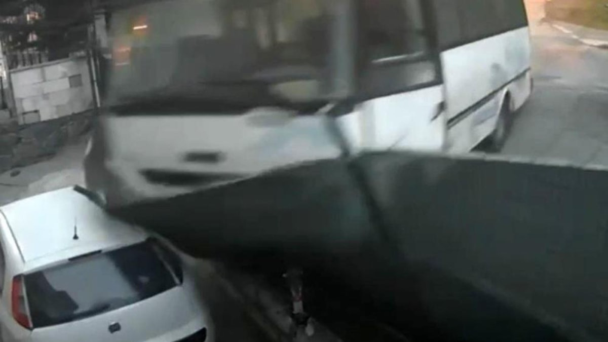 Arnavutköy’de freni boşalan midibüs evin bahçesine girdi