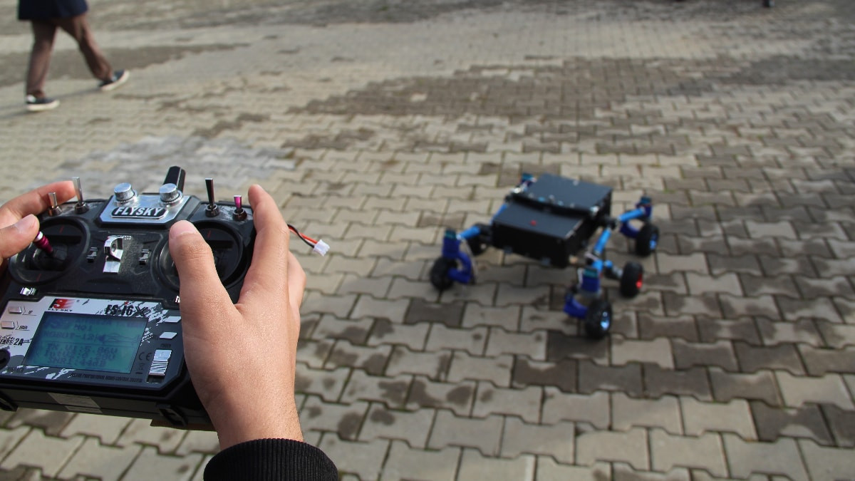 Depremi yaşayan Bingöllü lise öğrencisi, arama kurtarma robotu geliştirdi