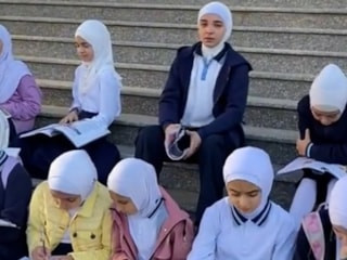 Azerbaycan'da başörtü yasağı gözyaşlarına neden oldu: Okula alınmadılar