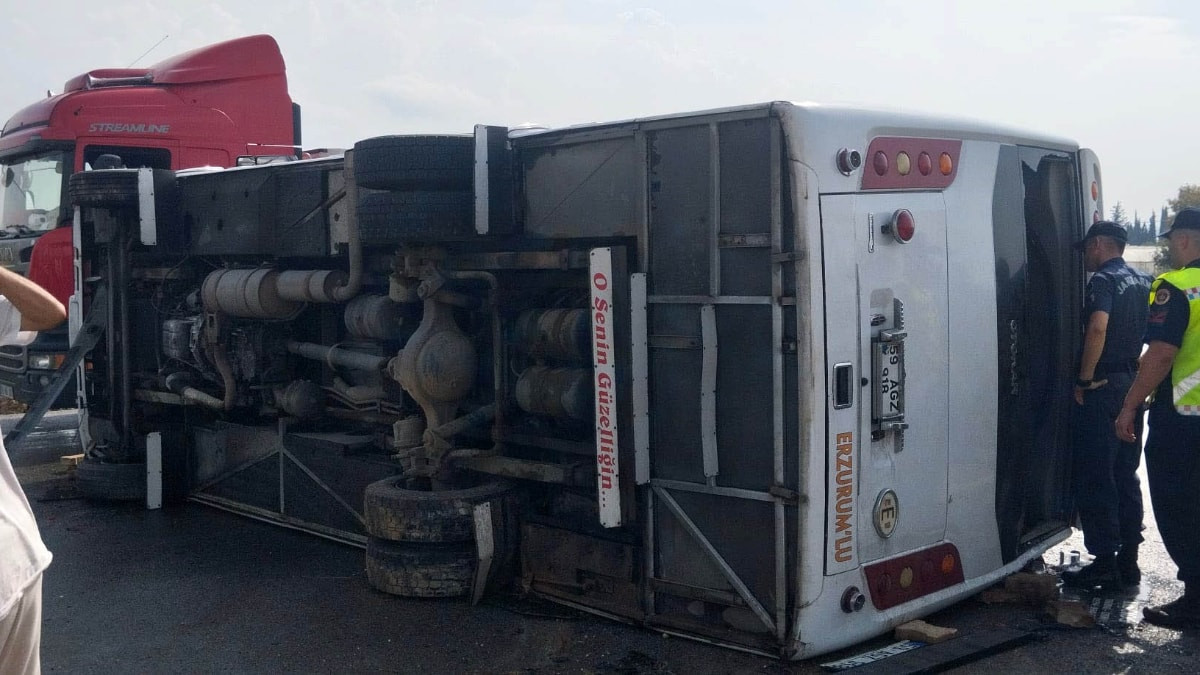 Antalya'da midibüs kaygan yolda devrildi