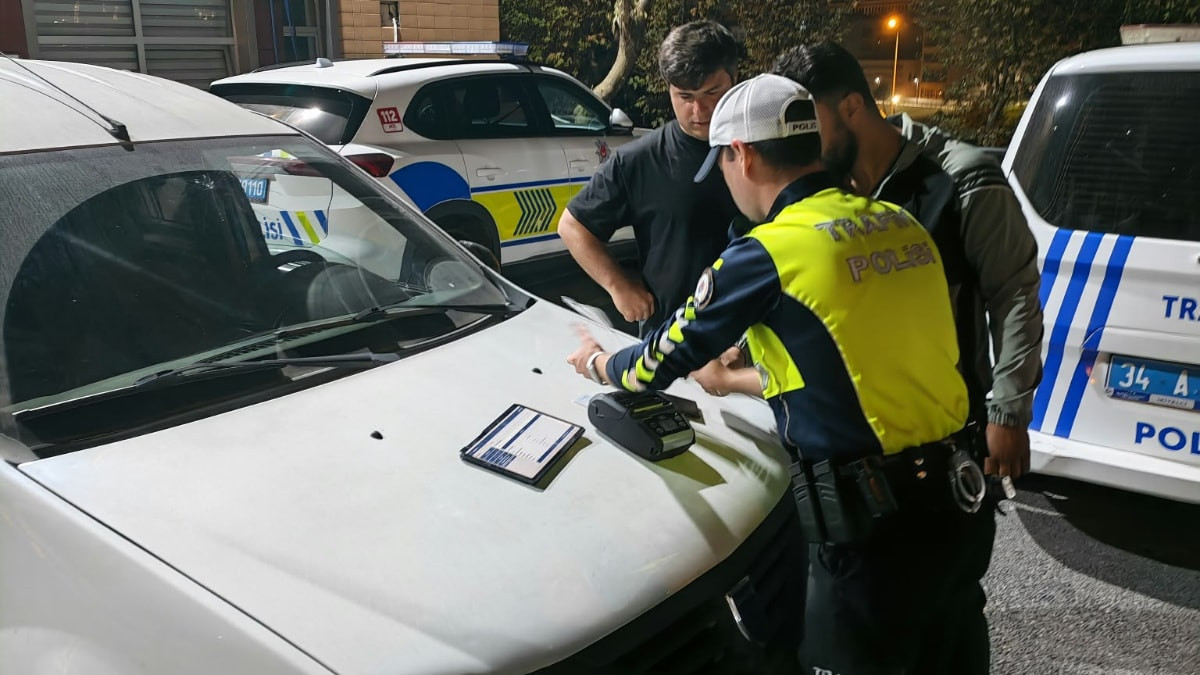 İstanbul'da seyir halindeyken otomobilin kapısından sarktı