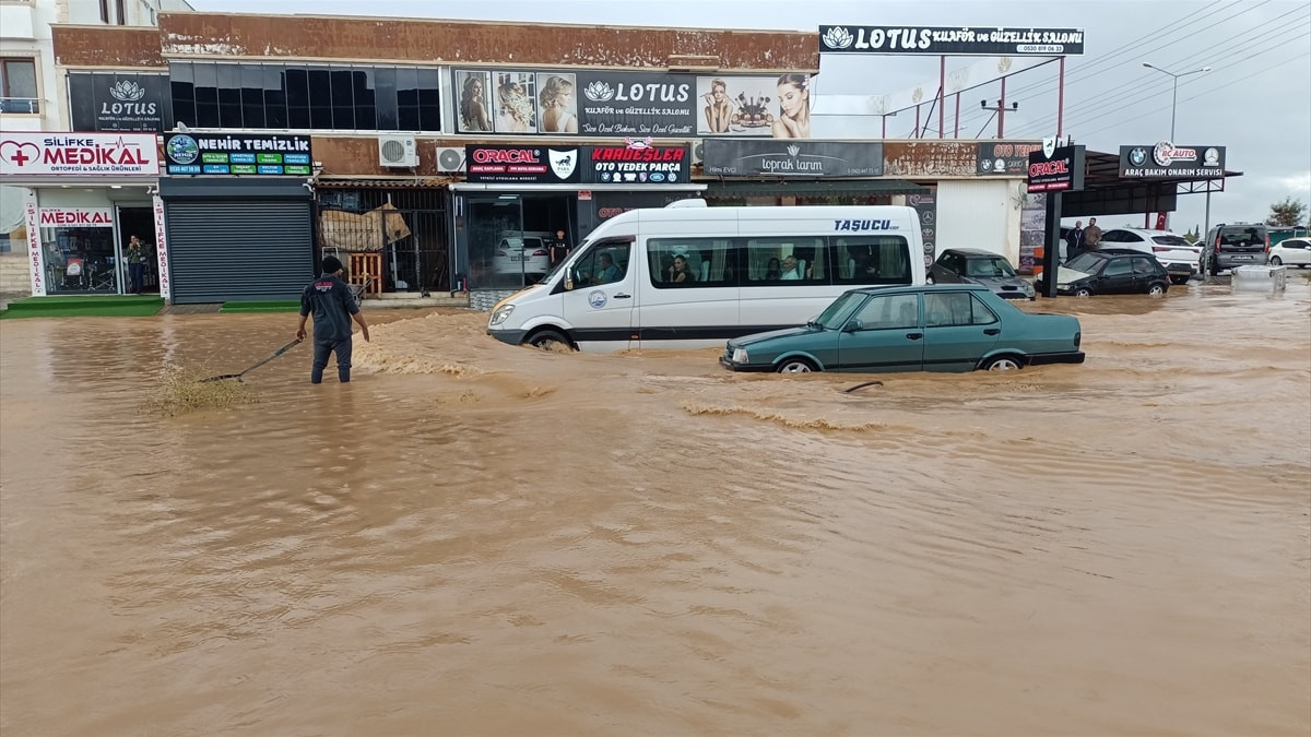 Mersin'de sağanak, Silifke'de su baskınlarına yol açtı