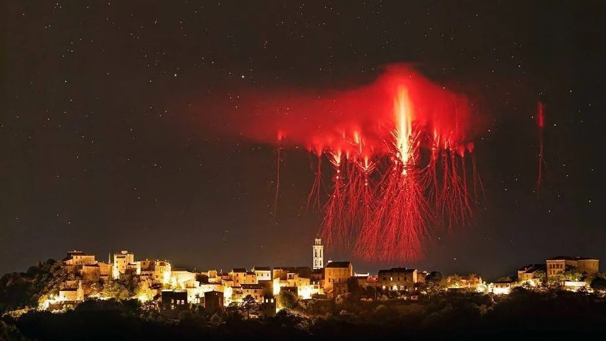 Korsika'da gökyüzünde nadir atmosfer olayı: 'Kızıl Cin' görüntülendi