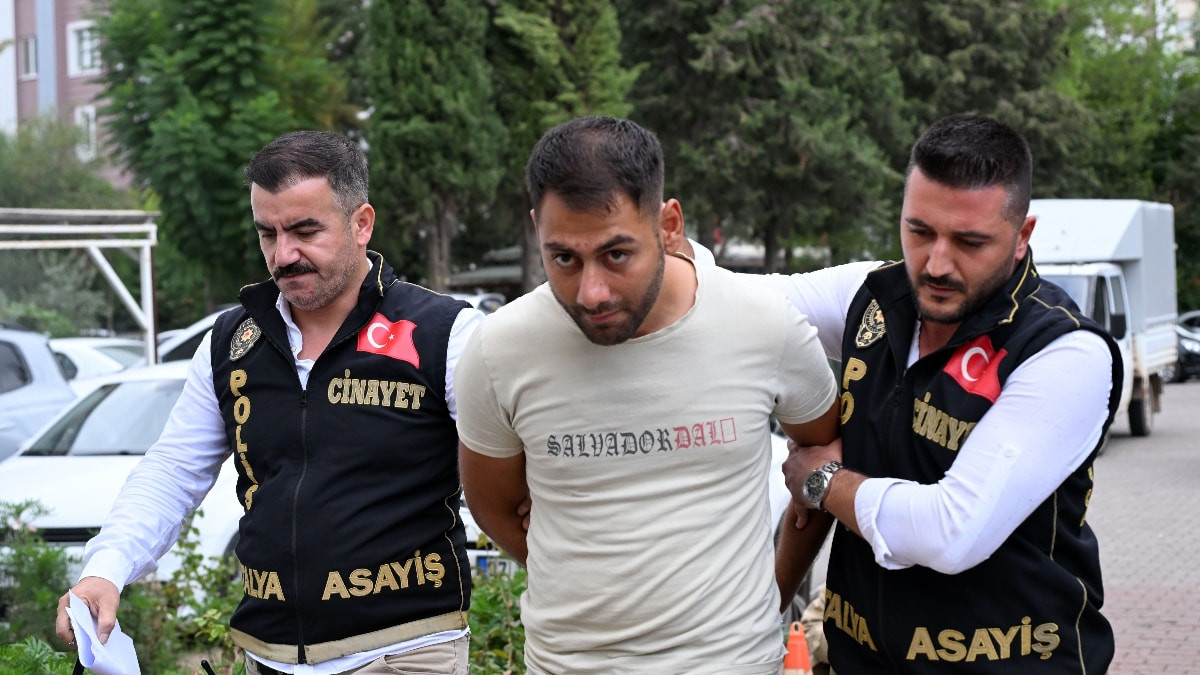 Antalya'da birlikte yaşadığı kadını boğmadan önce yaktı