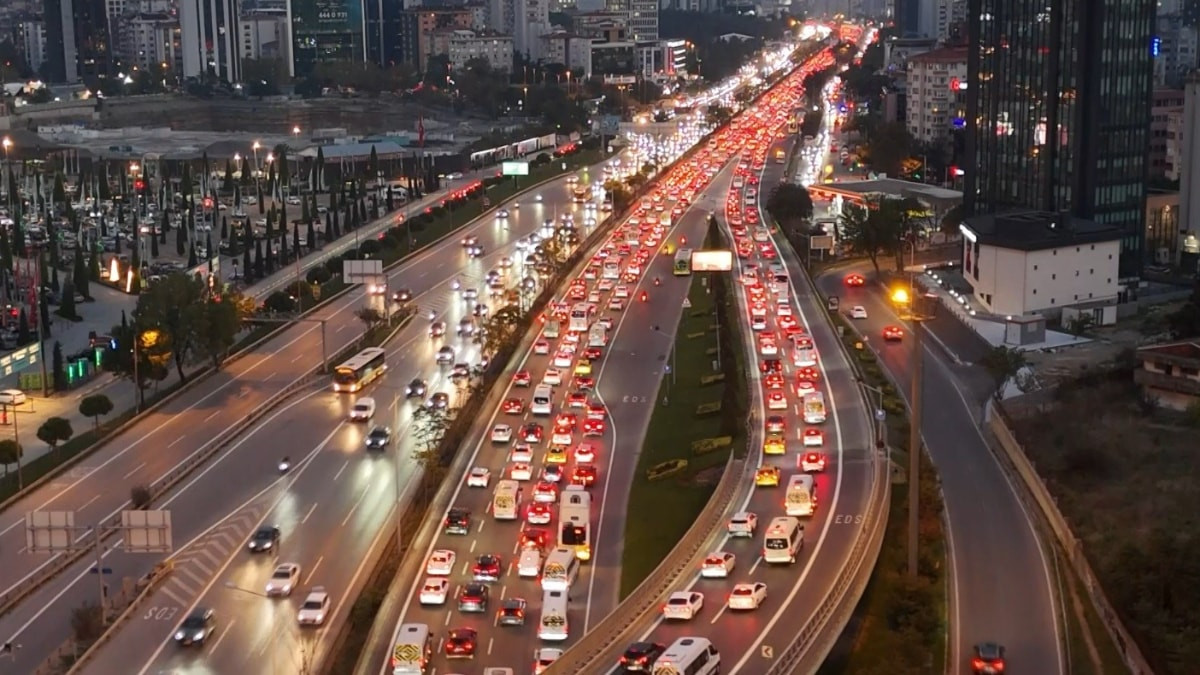 İstanbul'da trafik yoğunluğu yüzde 72'ye çıktı: Araç kuyruğu havadan görüntülendi