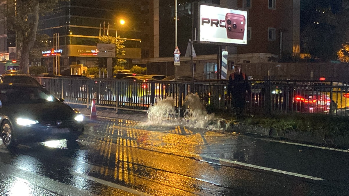 İstanbul'da Zincirlikuyu Alt Geçidi’ni su bastı: Büyükdere Caddesi göle döndü