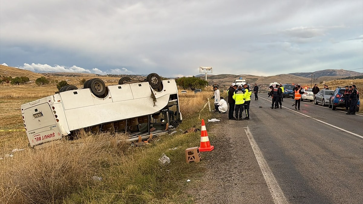 Afyonkarahisar’da işçileri taşıyan midibüs devrildi: 1 ölü, 27 yaralı