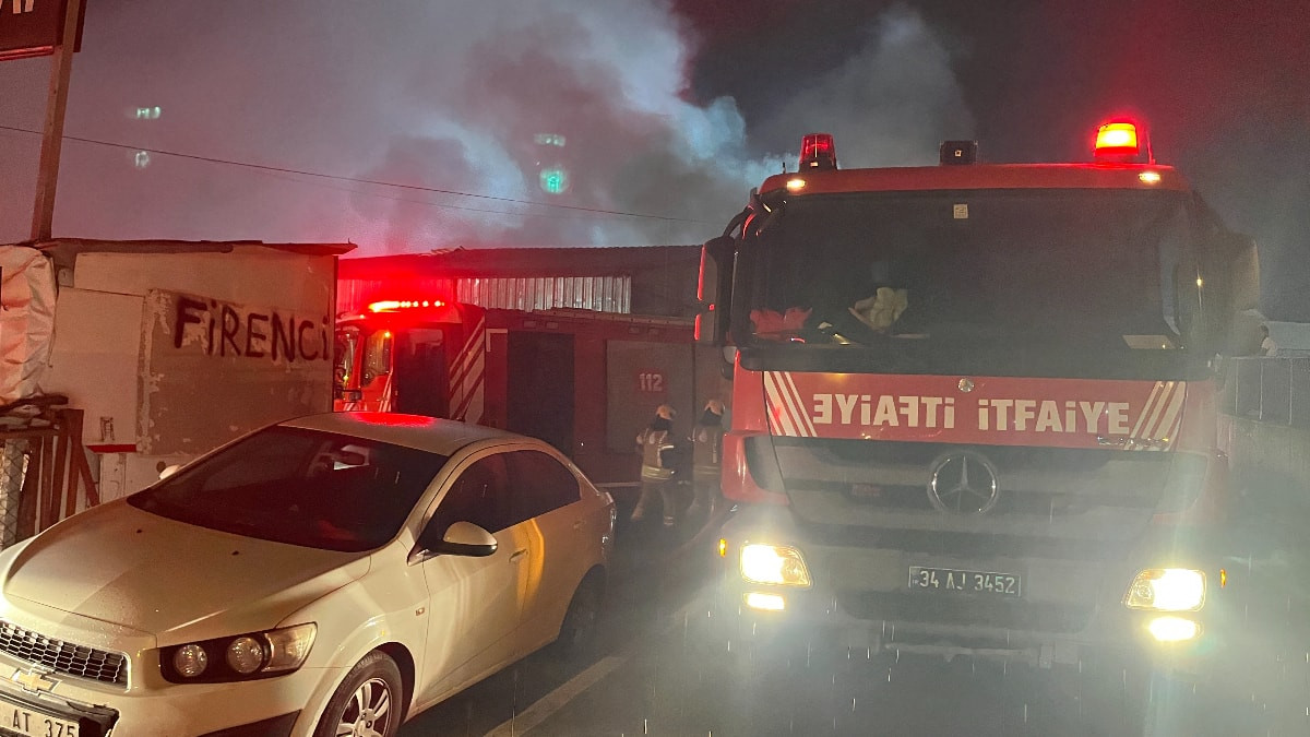 İstanbul'da tekstil üzerine iş yeri alev alev yandı