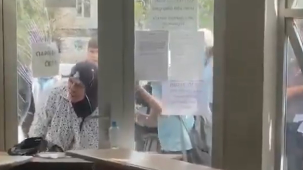 Azerbaycan'da başörtü yasağı tırmanıyor: Barikatlar kuruldu