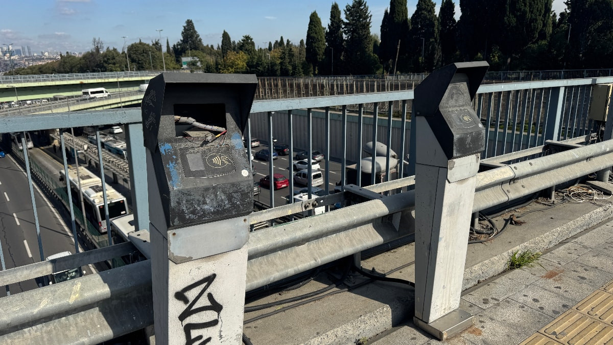 Edirnekapı Metrobüs durağındaki üst geçit aylardır kapalı