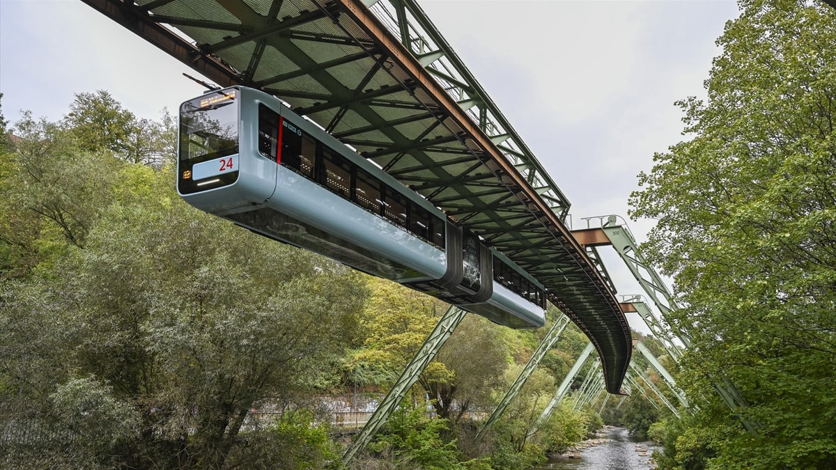 Almanya'nın asma treni Schwebebahn, 125 yıldır Wuppertal’in ulaşımını sağlıyor