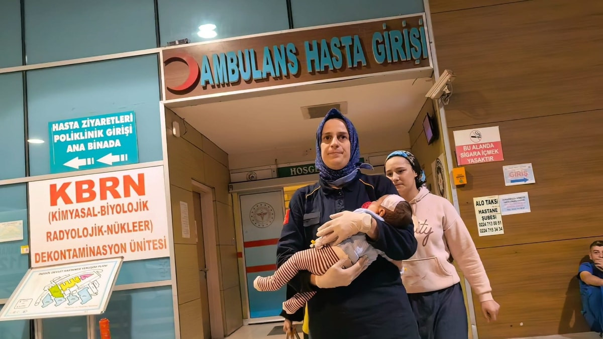 Bursa'da 2 aylık Poyraz kanepeden düştü