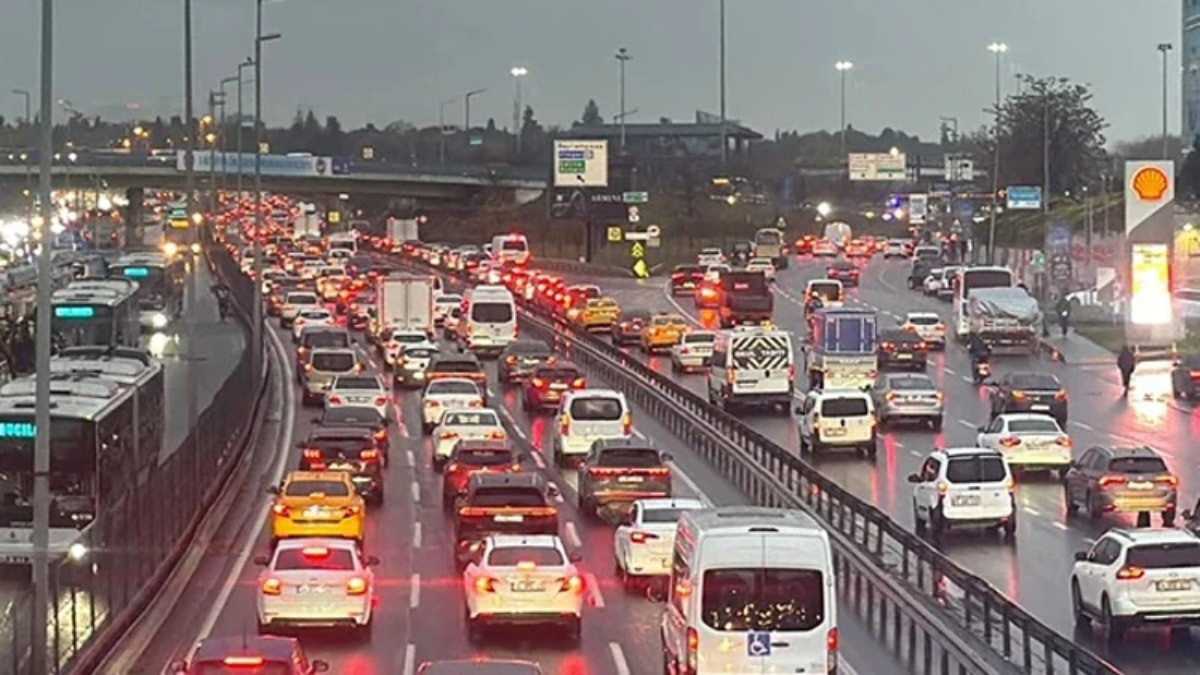 İstanbul'da yağışın etkisiyle trafik yoğunluğu yaşanıyor