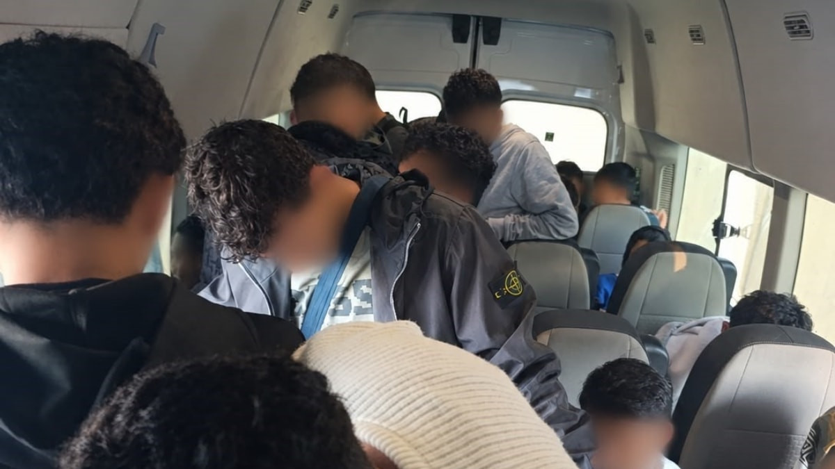 İzmir'de durdurulan araçtan 34 düzensiz göçmen çıktı