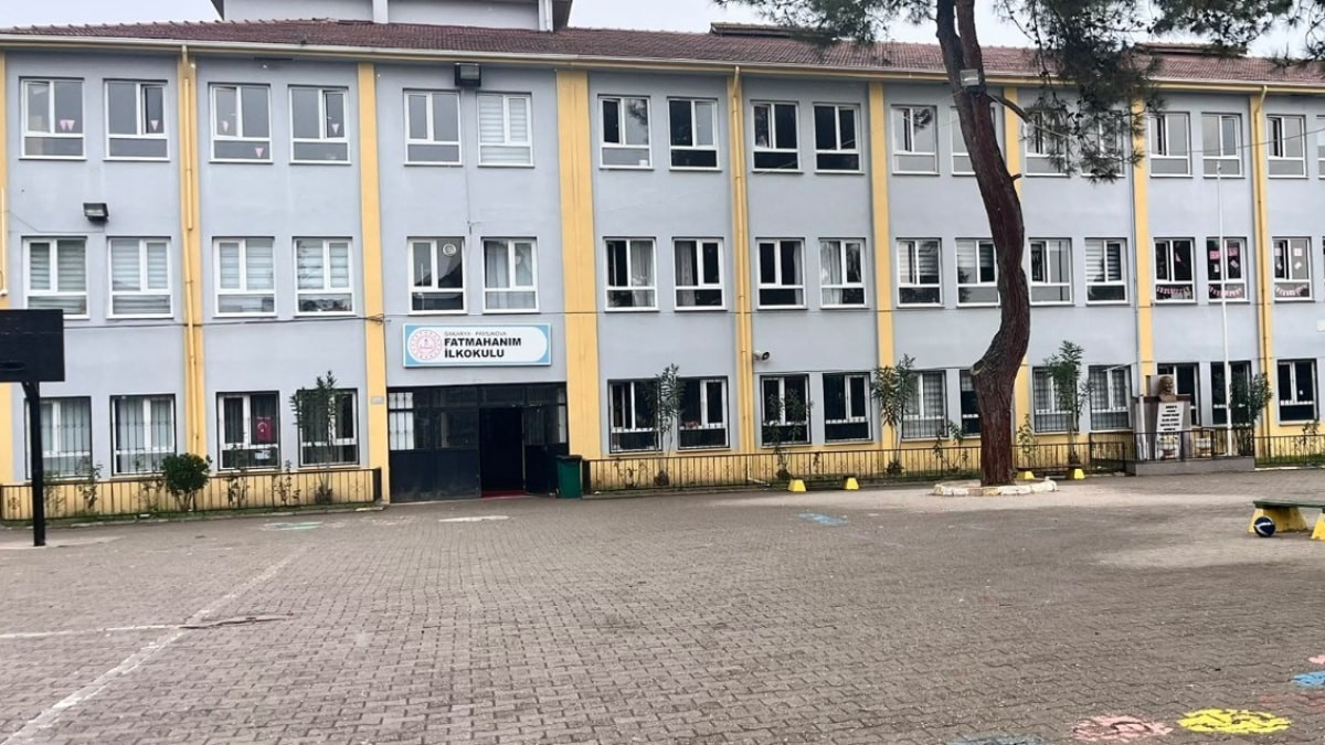 Sakarya'da okulda kavgayı ayıran hizmetliye öğrenci yakınlarından saldırı