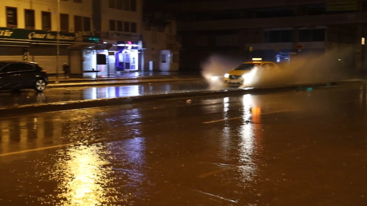 İzmir’de sağanak etkili oldu