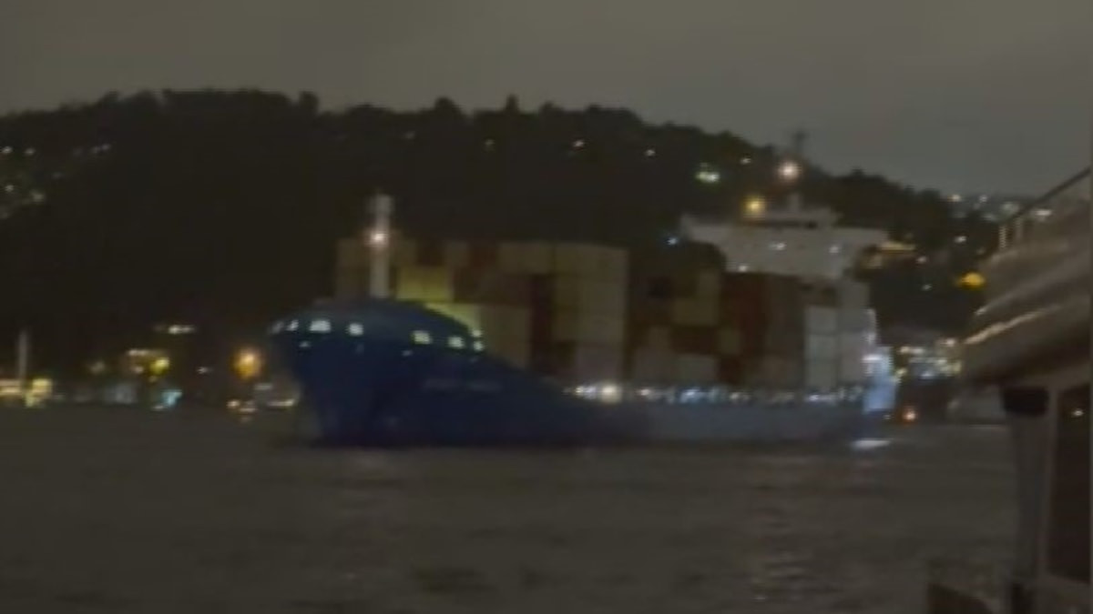 İstanbul Boğazı'nda sürüklenen gemi kurtarıldı