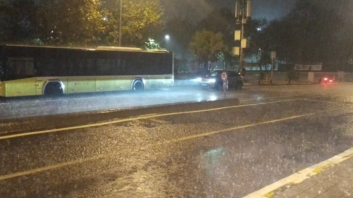 İstanbul'da sağanak yağış yolları göle çevirdi