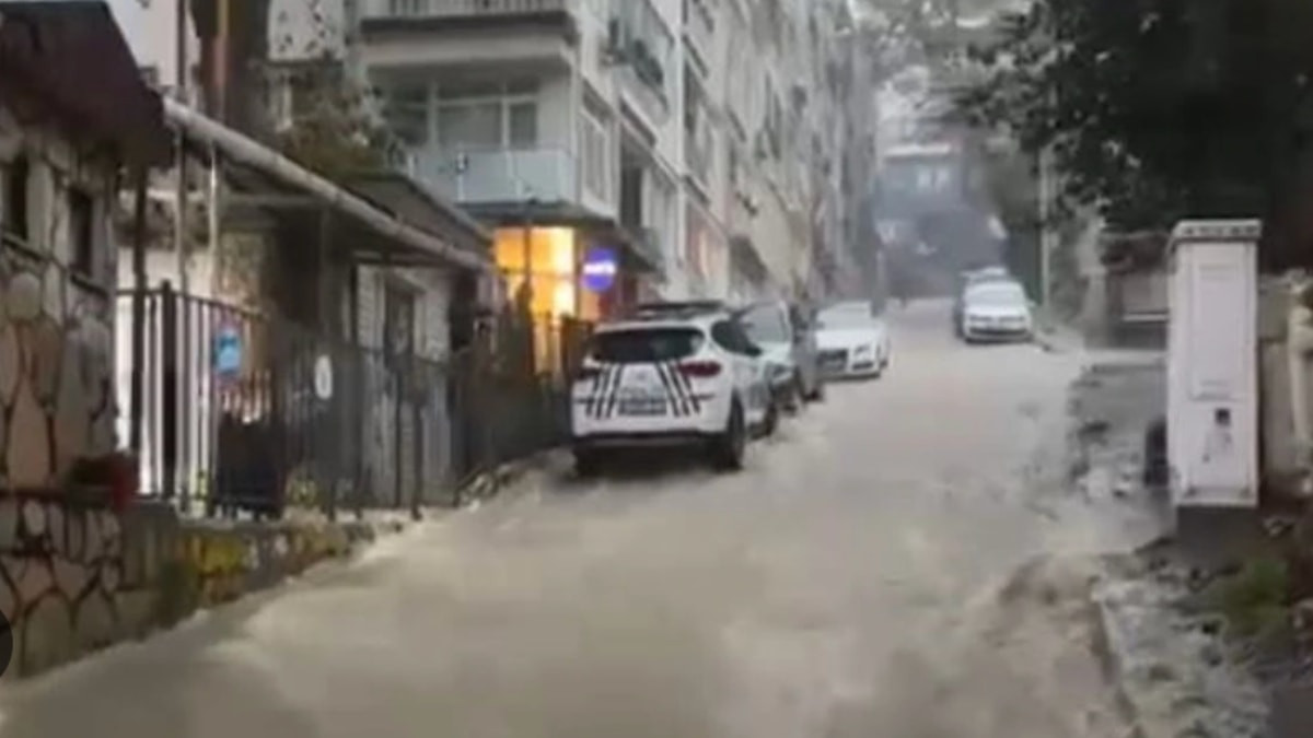İstanbul’da sağanak yağış sonrası şelaleyi andıran görüntüler oluştu