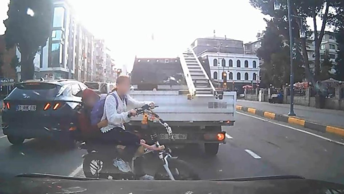 Trabzon'da elektrikli bisikletle araçların arasından geçerken minibüse çarptılar