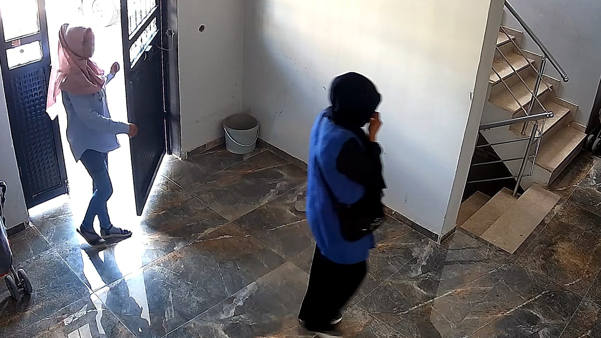 Adana'da yüzlerini eşarpla gizleyip girdikleri apartman dairesinden para ve altın çaldılar