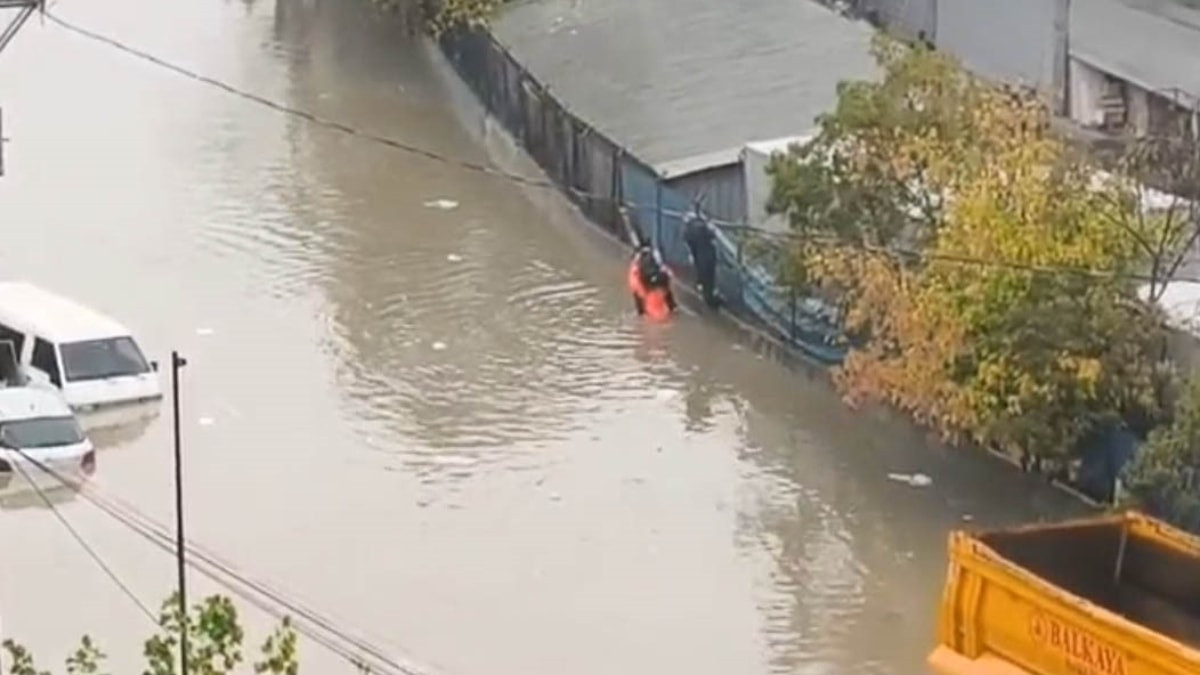 İstanbul’da su baskınında duvarın üzerinde yürüyen öğrenciyi sırtına alarak kurtardı