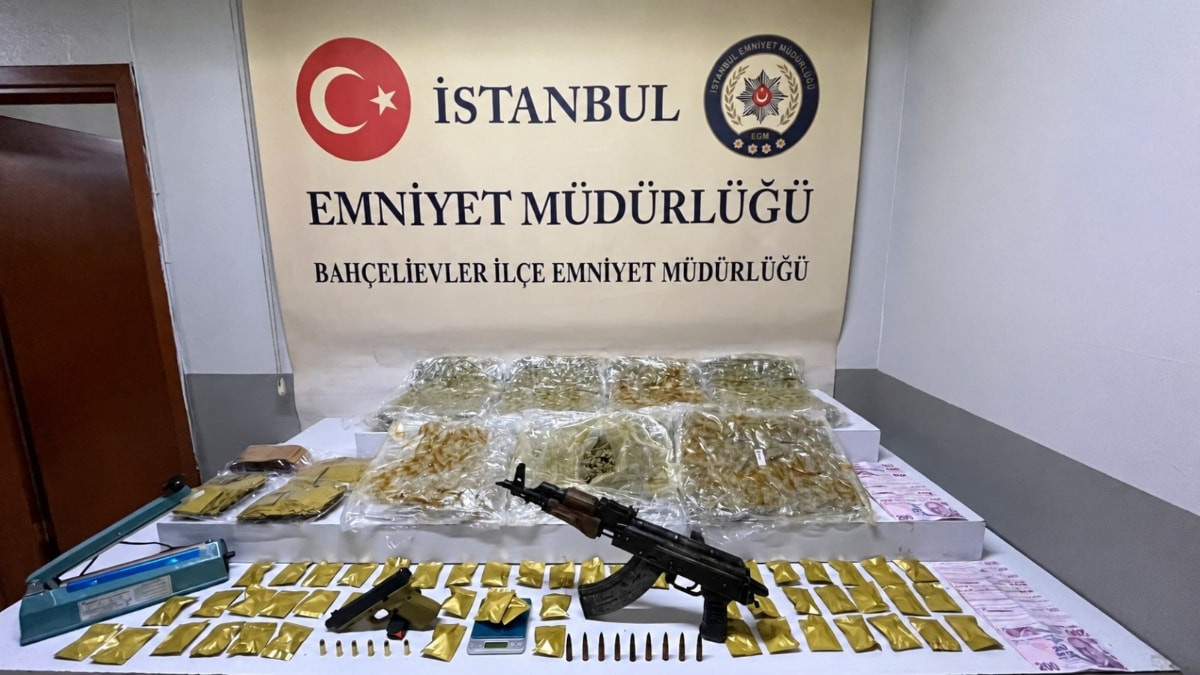 İstanbul'da uyuşturucu operasyonunda AK-47 ele geçirildi