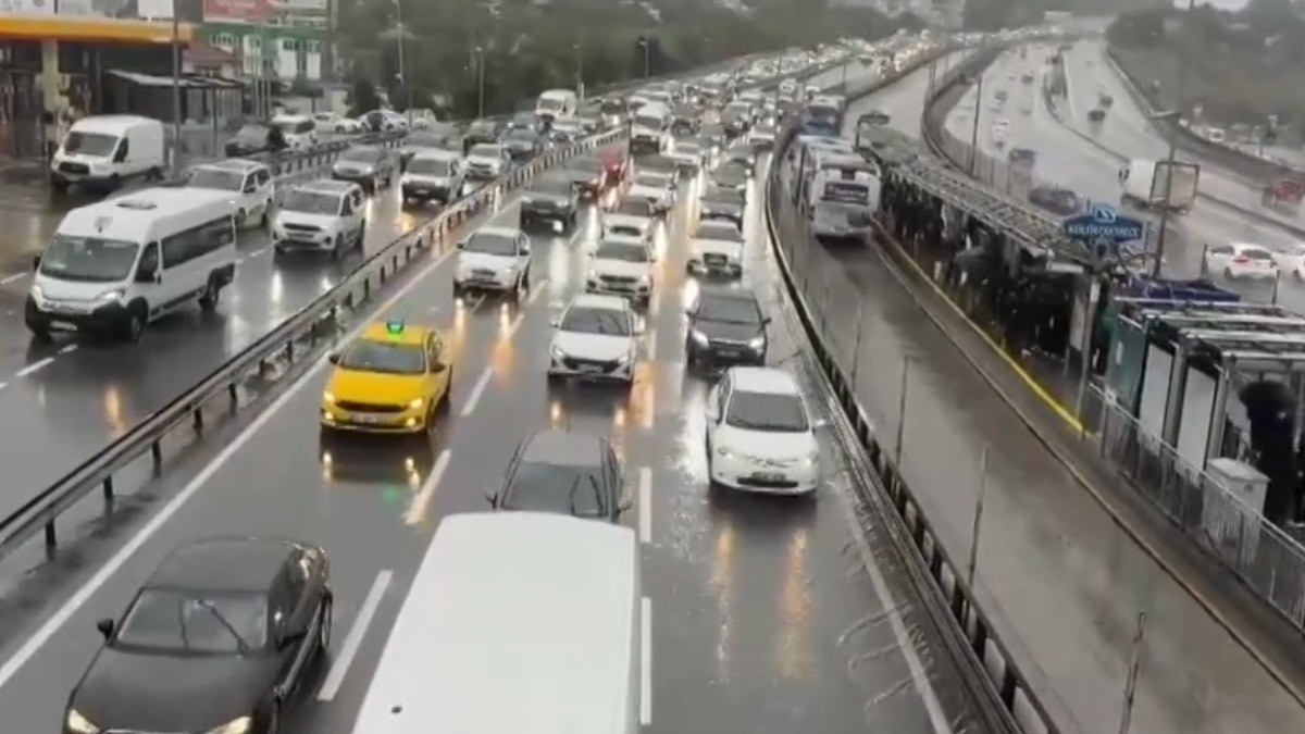 İstanbul'da yağışla beraber trafik yoğunluğu yüzde 89'a yükseldi