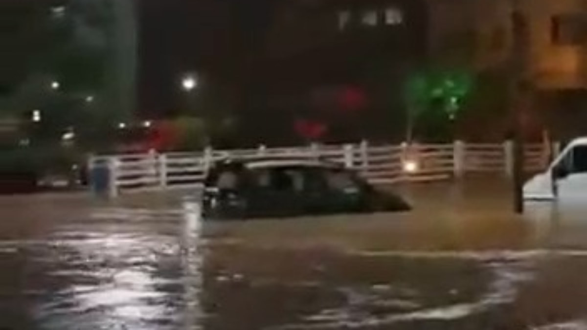 Yalova'da sel suları vatandaşı ve aracı sürükledi