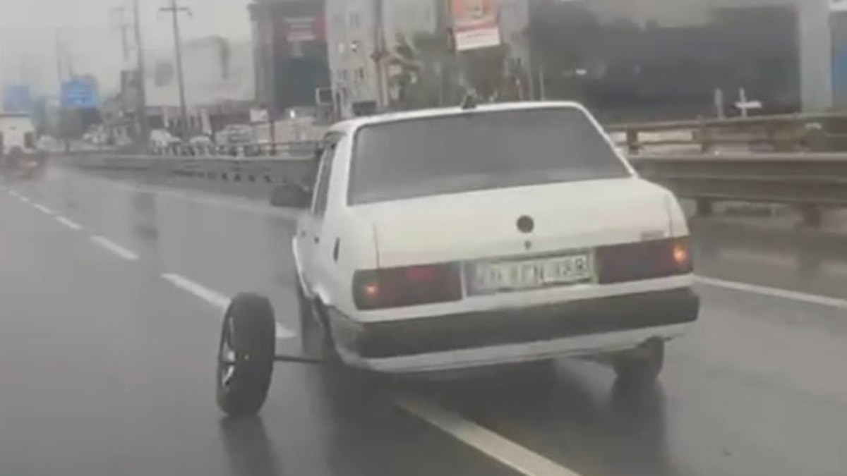 Kocaeli'de seyir halindeki otomobilin aks demiri kırıldı
