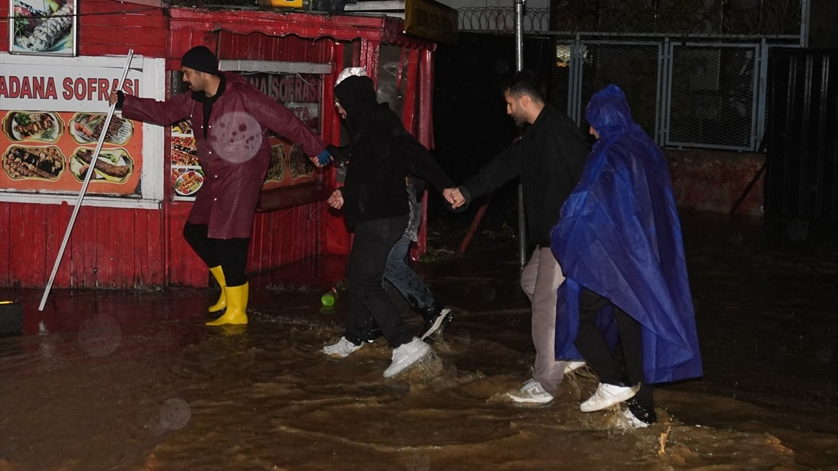 İstanbul’da 41 yılın yağış rekoru: Metrekareye 242 kilogram düştü