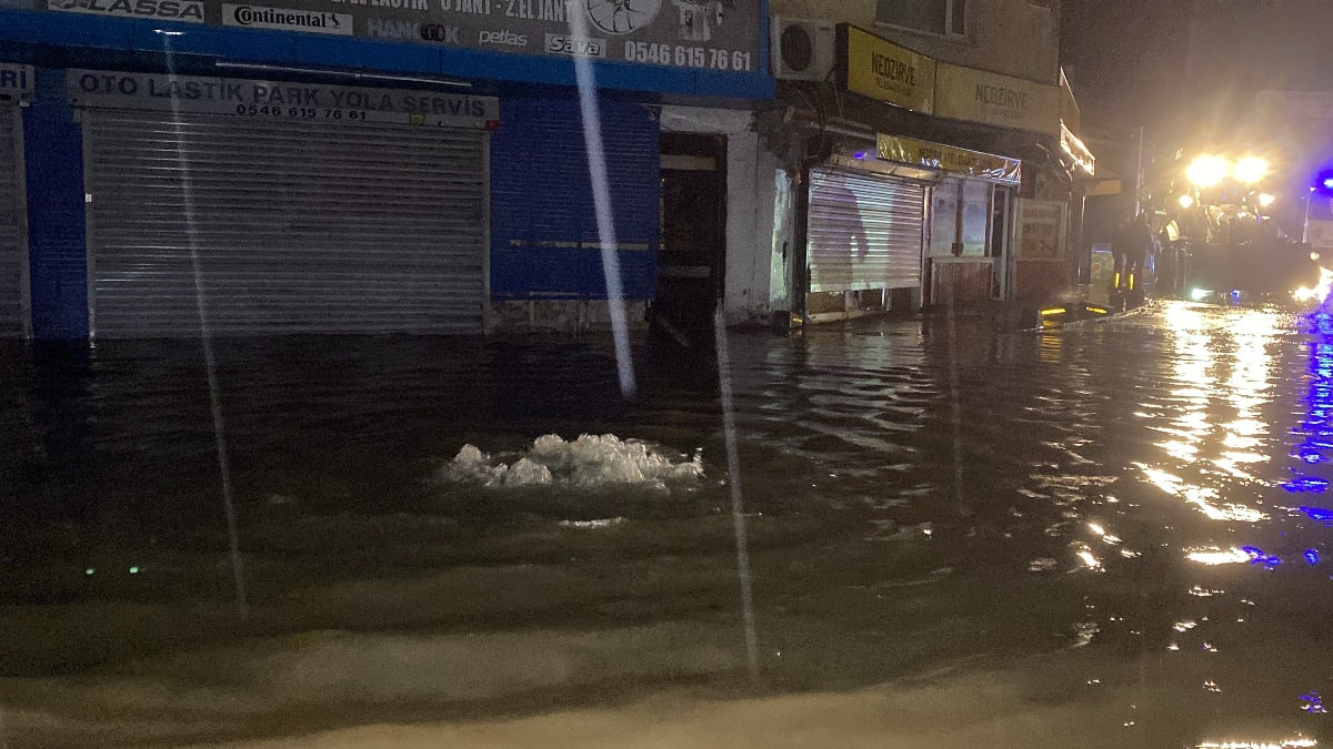 İstanbul'da sel can aldı: Yere düşen kişi hayatını kaybetti