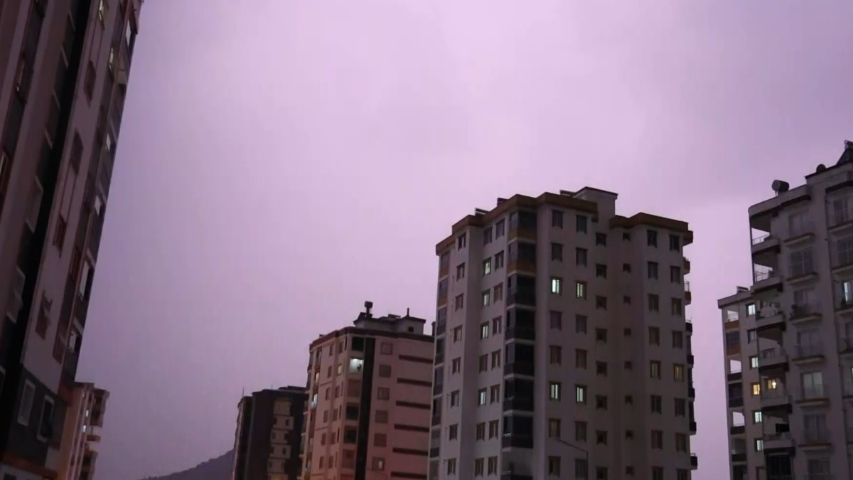 Adana'da şimşekler geceyi aydınlattı