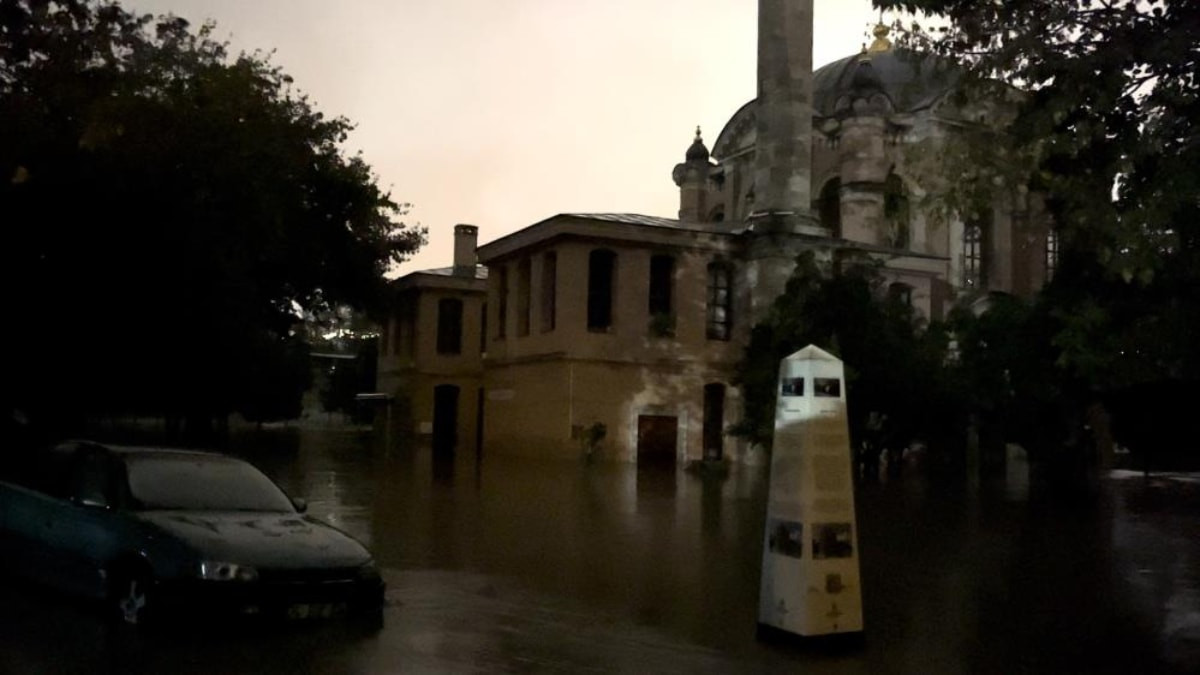İstanbul Kağıthane'deki tarihi Sadabat Cami sular altında kaldı