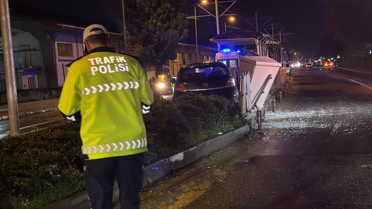 Eskişehir’de tramvay durağına dalan otomobilin sürücüsü yaralandı