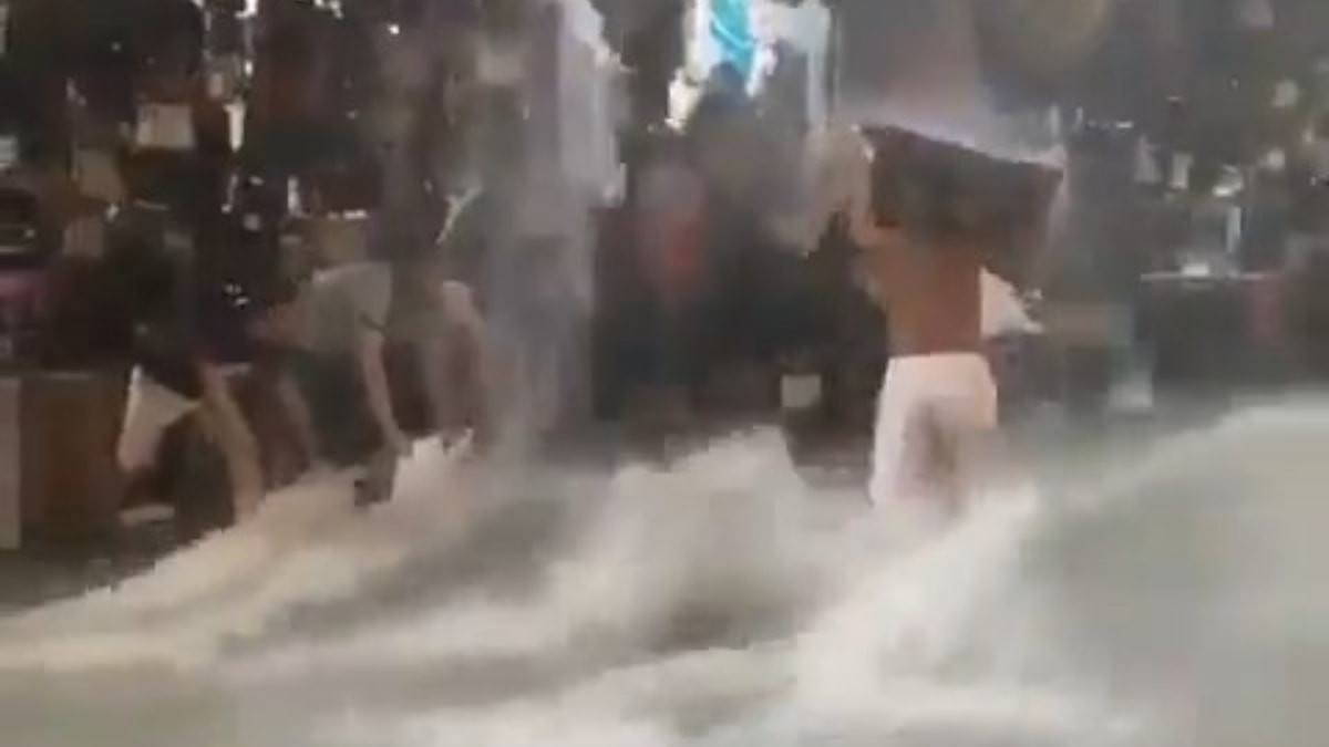 İstanbul'da su baskınıyla mücadele eden esnaf akıntıya kapılmaktan son anda kurtuldu