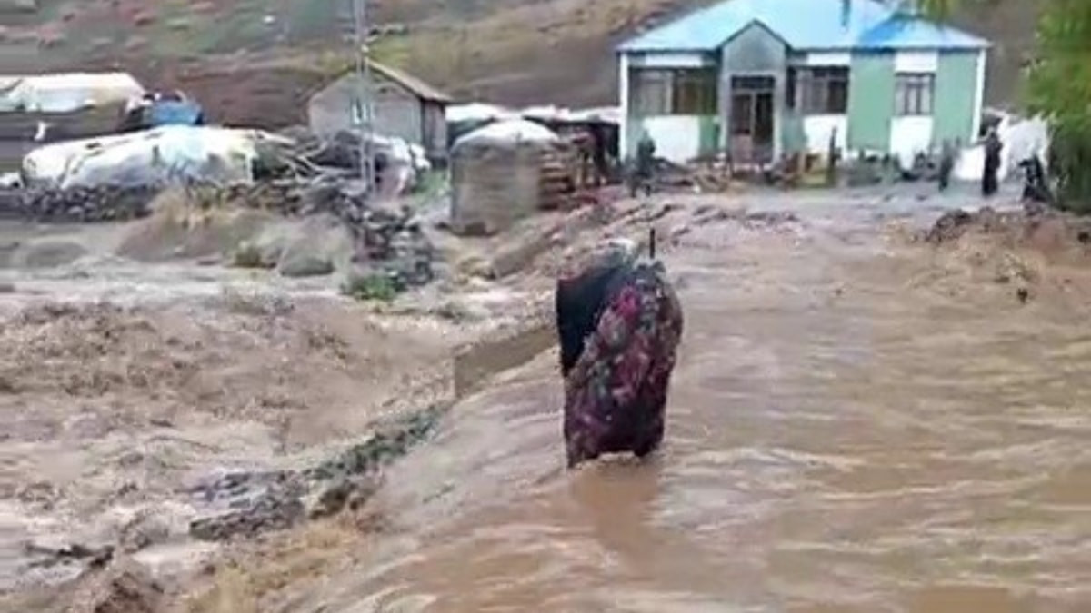 Erzurum'da sel felaketi: Mahalle sele teslim oldu