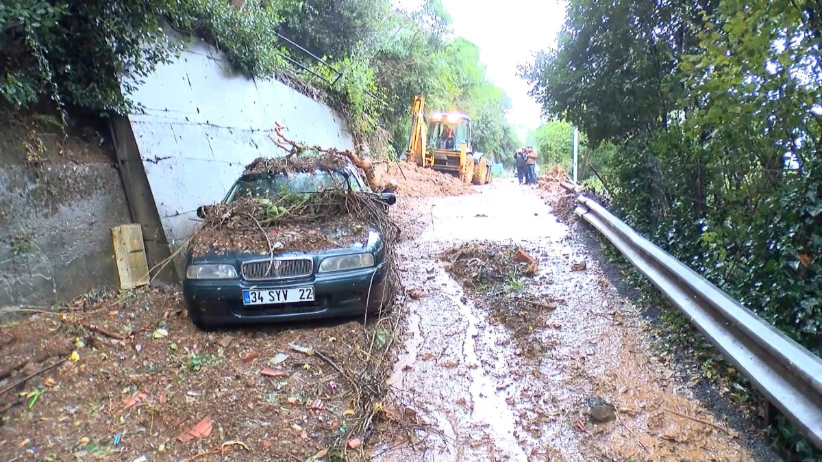 Beykoz'da sağanak sonrası toprak kayması: Park halindeki otomobil zarar gördü