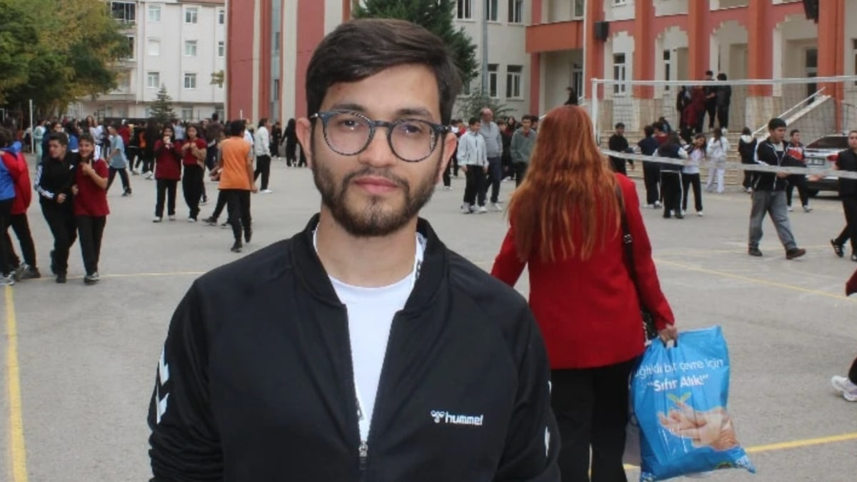 Aksaray'da görme engelli genç mezun olduğu okulda öğretmenlik yapıyor