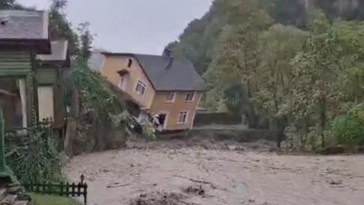 Sakarya'da dere kenarındaki villa yıkıldı