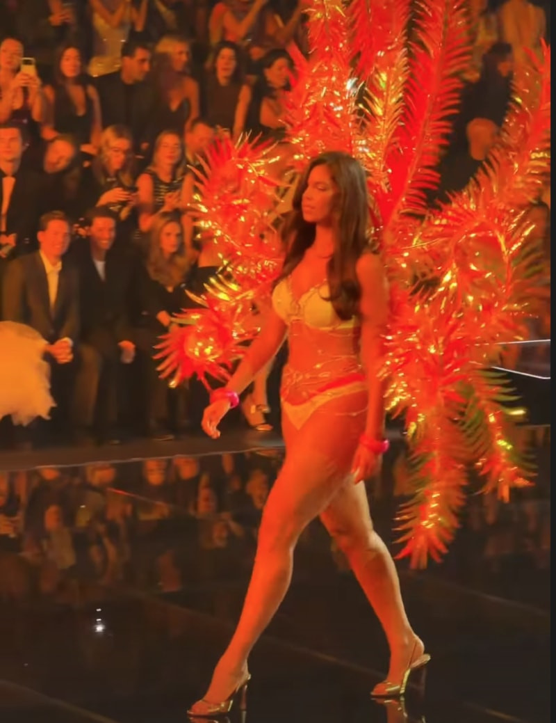 Ashley Graham: Kıvrımlarıyla İlham Veren Victoria's Secret Şovu 2026 Yolu