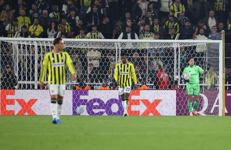 Fenerbahçe tribünleri, İsmail Kartal’ı istifaya davet etti