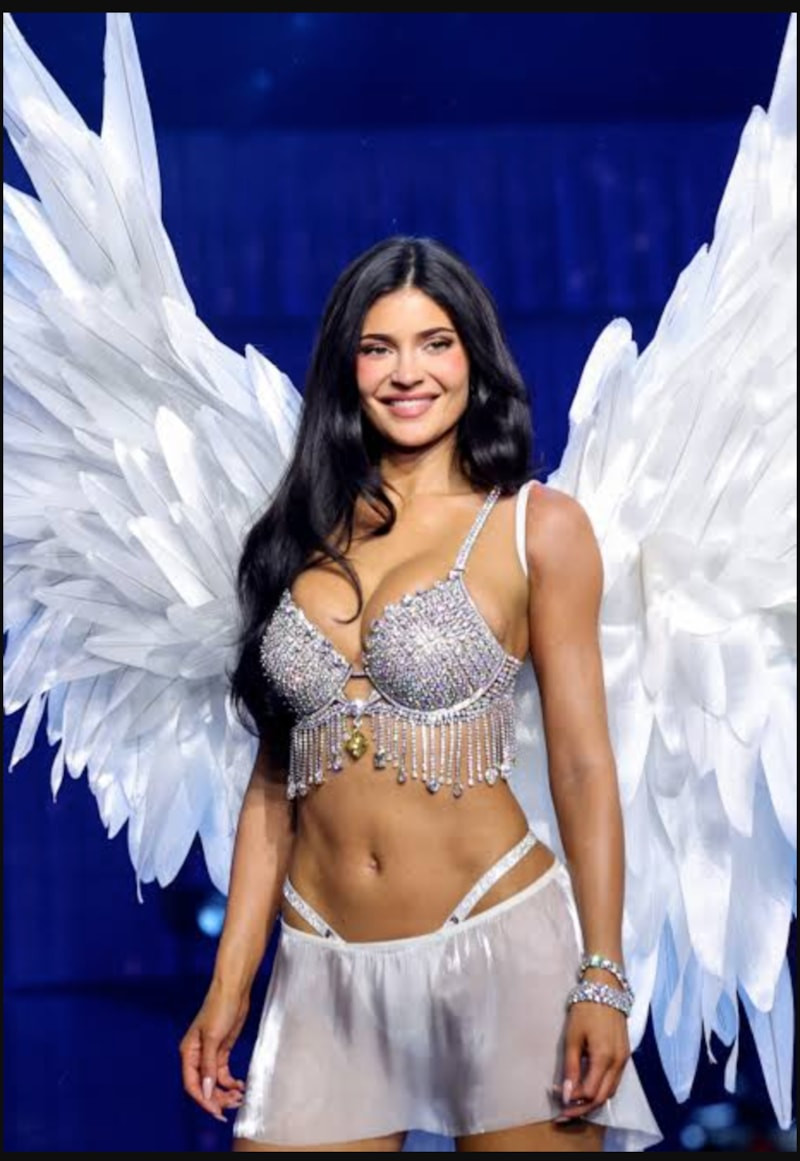 Victoria's Secret'in 50 Milyon Dolarlık Fantasy Bra'sı Yeniden Podyumda